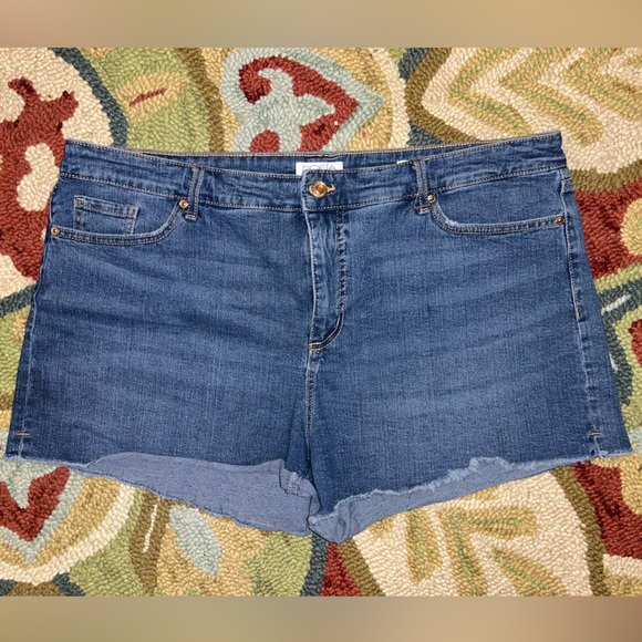 Sofia Vergara Jean Shorts - Picture 2 of 3